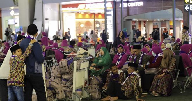 
Terlihat ribuan jamaah menunggu kebarangkatan ke tanah suci di terminal 3 Soekarno Hatta, Tangerang,(27/2). Akibat kebijakan Pemerintah Arab Saudi yang menghentikan sementara izin umrah bagi jamaah asing, sekitar 200 jamaah dari Situbondo dan puluhan jamaah dari daerah lain memutuskan untuk kembali pulang.

