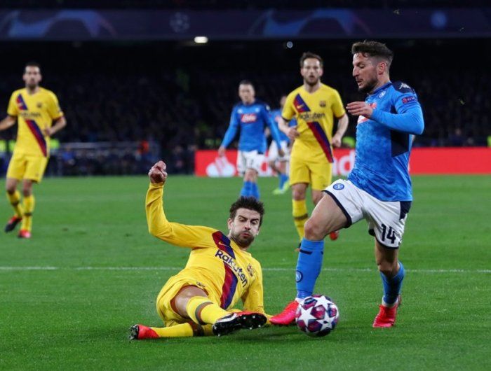 Leg pertama babak 16 besar Liga Champions antara Napoli dan Barcelona di San Paolo.