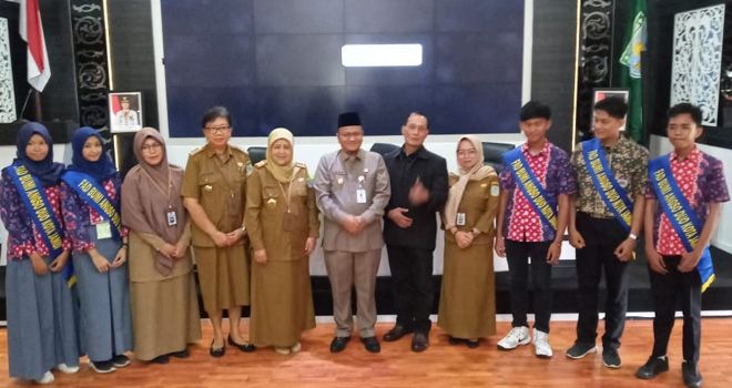 Wakil Walikota Maulana foto bersama usai membuka pelatihan konvensi hak anak.


