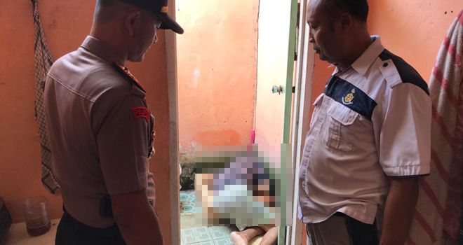 Sesosok mayat ditemukan dalam kondisi tertelungkup dalam kamar mandi pada salah satu rumah kontrakan di RT 05 Kelurahan Aur Gading, Kecamatan Sarolangun.