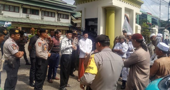 Ketua FKUB Kemenag Provinsi Jambi, M Hasbi Umar menemui peserta aksi di Kemenag Provinsi Jambi.