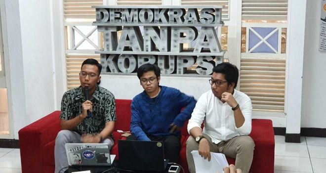 Peneliti ICW, Kurnia Ramadhana (tengah) dalam diskusi di Kantor ICW, Kalibata, Jakarta, Minggu (12/5).
