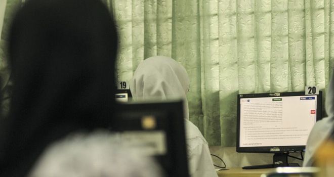 Sejumlah siswa mengikuti Ujian Berbasis Komuter (UNBK) di Sekolah Menengah Kejuruan Negri 50 Jakarta, Senin (25/3/2019).