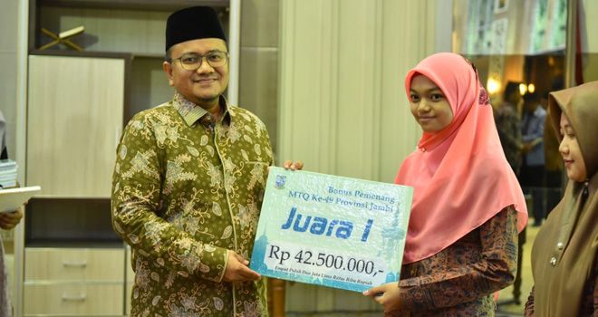 Wawako Jambi Maulana menyerahkan bonus bagi kafilah MTQ dan FASI di Aula Griya Mayang Rumah Dinas Jabatan Wali Kota Jambi Jumat (6/3).