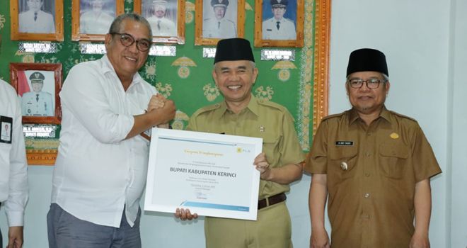 Bupati Kerinci H. Adirozal menerima Penghargaan dari PT PLN (Persero) Unit Induk Wilayah (UIW) Sumatera Selatan, Jambi dan Bengkulu (S2JB), Senin (9/3/2020).