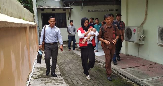 Cendy Listin Farezky harus meringkuk di Rumah Tahanan (Rutan) Pekalongan, Jawa Tengah, bersama bayinya yang baru berusia dua bulan. 