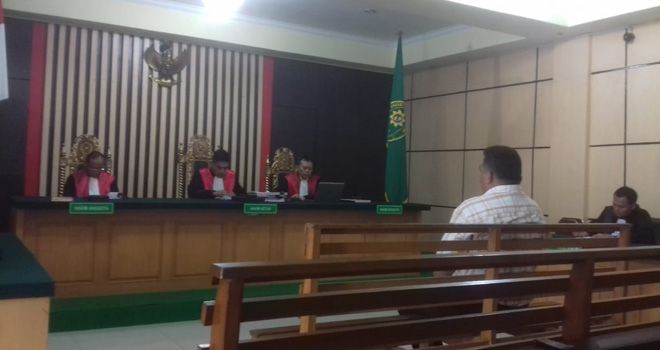 Sekcam Maro Sebo Ulu, Hady Wintani saat mendengarkan vonis hakim atas dirinya, dimana dalam sidang yang berlangsung di Pengadilan Negeri Jambi, Rabu (11/3) kemarin, ia divonis 1 tahun penjara.