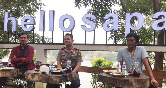 Pena 98 menggelar diskusi santai di coffee shop Hello sapa, Kota Jambi, Rabu (11/3), menghadirkan Sekjen Pena 98 yang juga merupakan Anggota DPR RI, Adian Napitupulu.