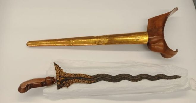 Penampakan Keris Diponegoro yang dikemabalikan Raja dan Ratu Belanda ke hadapan Jokowi di Istana Negara di Bogor. 