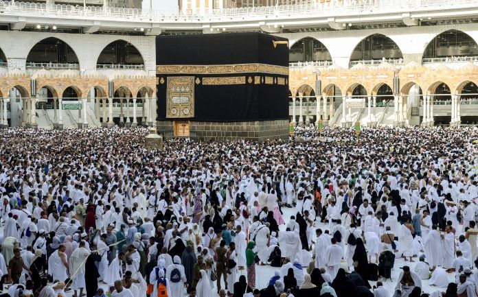 Jemaah melakukan Tawaf al-Ifada, pada puncak peziarahan haji tahunan di Masjidil Haram di kota suci Mekkah, Arab Saudi. 