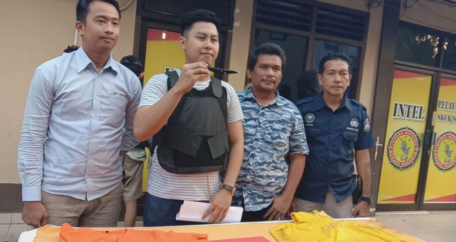 Sebilah pisau lipat sepanjang 12 cm yang digunakan oleh tersangka AR untuk menikam korban Rahmat Efendy, yang merupakan warga Thehok.