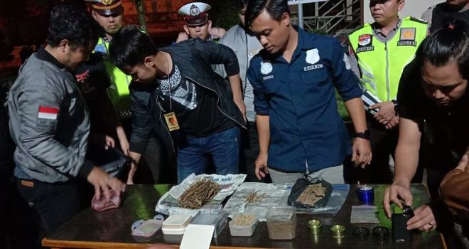 Dari hasil razia yang dilakukan petugas gabungan ke sejumlah tempat hiburan malam, ditemukan ganja seberat 250 gram dari tempat Karaoke Afgan.


