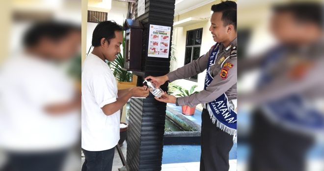 Polres Muaro Jambi memberikan Hand Sanitizer ke tangan masyarakat yang mengurus Sim dan Tilang di Polres Muaro Jambi.