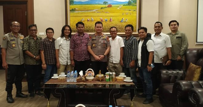 Pertemuan dilaksanakan di ruang kerja Kapolda Jambi. Hadir dalam kesempatan itu, jajaran pengurus yang dikomandoi Ketua SMSI Provinsi Jambi, Mukhtadi Putranusa.