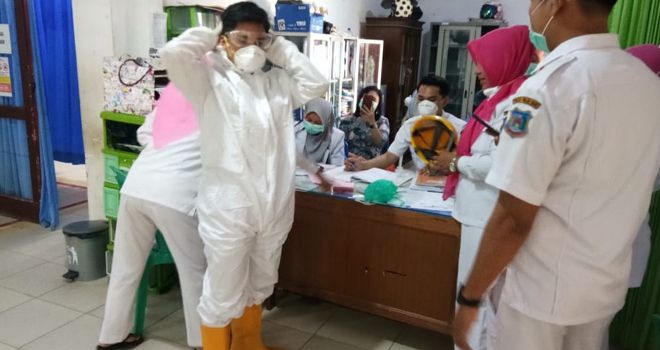  Rumah Sakit Daud Arief kualatungkal Kabupaten Tanjung Jabung Barat menerima dua orang pasien dengan dugaan Covid19. Dari foto yang tersebar di beberapa Group Whatsapp, terlihat para medis di RS Daud Arief mengenakan alat kelengkapan diri.