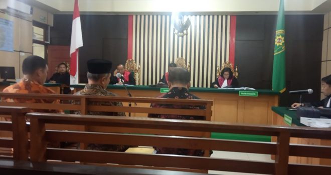 Tiga terdakwa kasus suap uang ketok palu RAPBD Provinsi Jambi 2017-2018, Sufardi Nurzain, Elhelwi dan Gusrizal mengajukan pembelaan atas tuntutan jaksa penuntut umum (JPU) Senin (16/3) di pengadilan Tipikor Jambi.