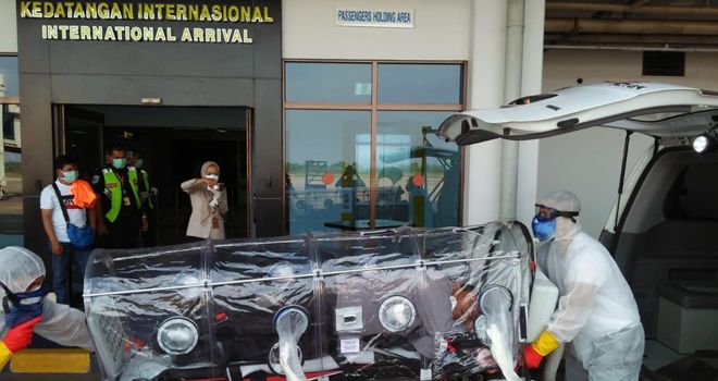 Salah seorang warga Kabupaten Kerinci, yang merupakan penumpang pesawat dari Malaysia yang mendarat pukul 07:10 WIB tadi pagi di Bandara Internasional Minangkabau (BIM), terpaksa tertahan di Bandara IM Padang Pariaman, dan dilarikan ke M Djamil.