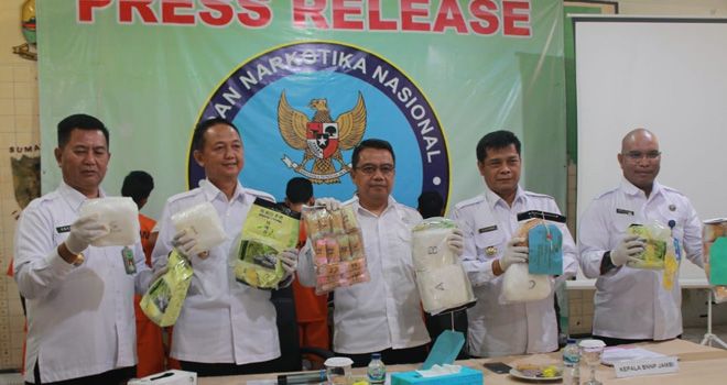 Barang bukti berupa sabu paket sabu seberat delapan Kg yang diamankan dalam delapan hari dari dua tempat yang berbeda.