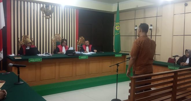 Dalam amar putusan majelis hakim, Eko Dian, divonis 1,5 tahun penjara denda Rp 50 Subsider 1 bulan penjara.