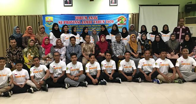 Kepala Dinas P3AP2 Provinsi Jambi, Dra. Luthpiah, Kabid PA, Drs Abdul Hanan, foto bersama peserta dan panitia.