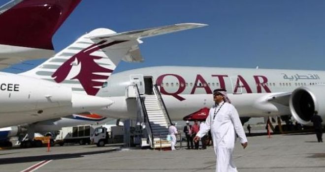 Qatar Airways memecat 200 karyawan akibat virus corona. 