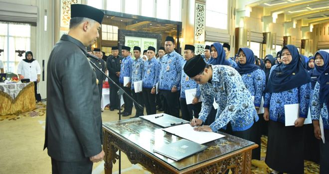 Walikota Jambi menyerahkan STTPL Prajabatan PNS Pemkota Jambi di Aula Griya Mayang, Rumdis Walikota Jambi, Kemarin (18/3).
