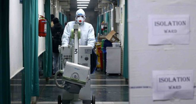  

Ilustrasi: Petugas medis mengenakan pakaian pelindung untuk membantu menghentikan penyebaran virus Corona mematikan yang dimulai di Kota Wuhan, China Januari lalu.