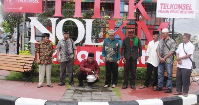 Forum Perdukunan dan Adat Belitung melaksanakan ritual di titik Nol KM Pusat Kota Tanjungpandan, Rabu (18/3).