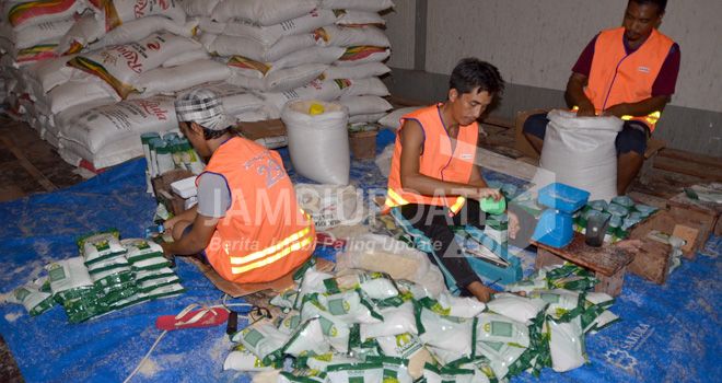 Pengemasan gula pasir di gudang bulog beberapa waktu lalu.


