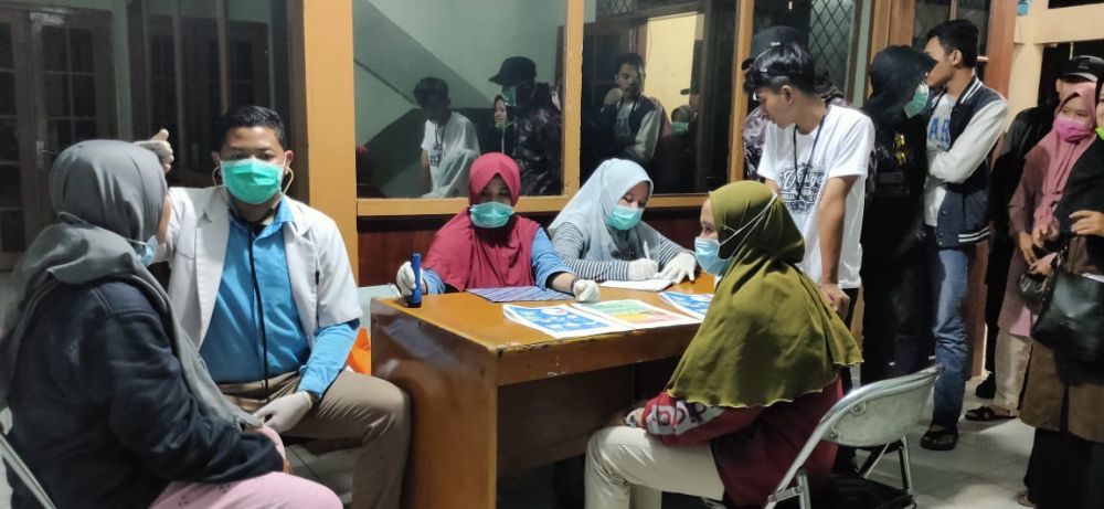 Pengecekan Kesehatan Rombongan Mahasiswa UIN Usai Praktikum dari Jawa.
