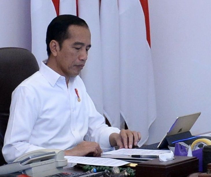 Presiden Joko Widodo memimpin rapat terbatas (ratas) terkait Kebijakan Moneter dan Fiskal Menghadapi Dampak Ekonomi Pandemi Global Covid-19 melalui telekonferensi dari Istana Merdeka, Jakarta, Jumat (20/3). 