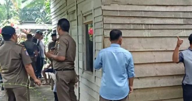 Tim gabungan dari Satpol PP, TNI, Polri dan unsur Muspika kecamatan melakukan razia kos-kosan yang diduga menjadi tempat prostitusi.


