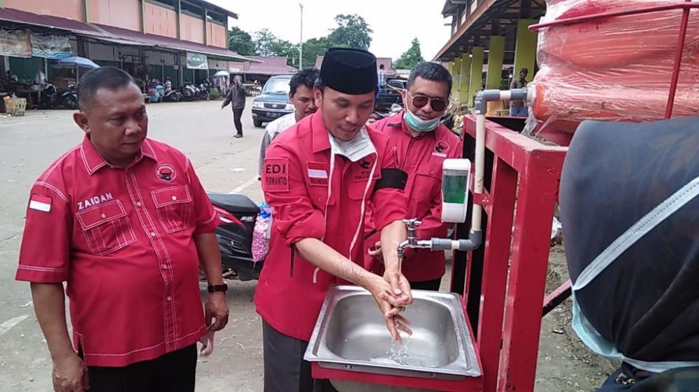 Waspada Corona, Pengurus PDIP Jambi Bagi Masker dan Sediakan Tempat Cuci Tangan di Angso Duo