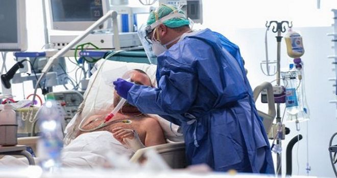 Dokter berjuang mati-matian menyembuhkan pasien terinfeksi virus corona. 

