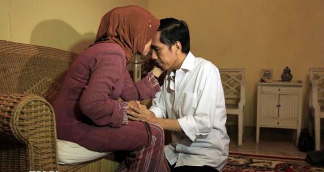 Ibunda Presiden Jokowi, Sujiatmi Notomiharjo, meninggal di Solo pada Rabu ( 25/3) pukul 16.45 WIB.