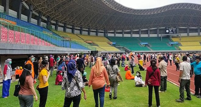 Rapid test massal di Stadion Patriot Kota Bekasi, Jawa Barat. 
 

