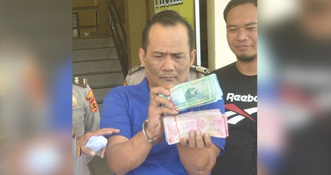 Tersangka bersama barang bukti berupa uang hasil curian yang diamankan di Polsek Pasar. Saat ini berkas perkara tersangka sedang dikebut.
