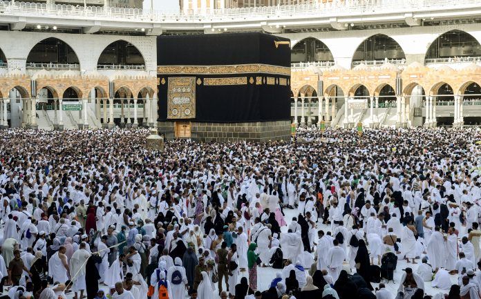 Jemaah melakukan Tawaf al-Ifada, pada puncak peziarahan haji tahunan di Masjidil Haram di kota suci Mekkah, Arab Saudi. Merebaknya Virus Corona, berdampak pada penghentian sementara ibadah Umrah, dan ini pun dikhawatirkan menghalangi tahapan ibadah Haji musim 2020.