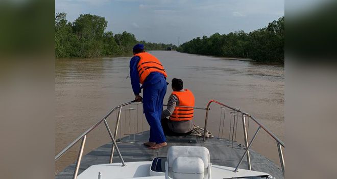 Petugas gabungan melakukan penyisiran untuk mencari korban yang diduga tenggelam di Sungai Saren.
