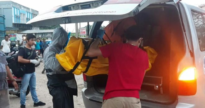 Petugas dari Polsek Jambi Timur melakukan evakuasi terhadap sesosok mayat yang ditemukan dalam gubuk warung Kelurahan Tambak Sari RT 18, Kecamatan Jambi Selatan.