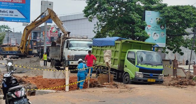 Truk batu bara terperosok di dalam Kota Jambi beberapa waktu lalu.


