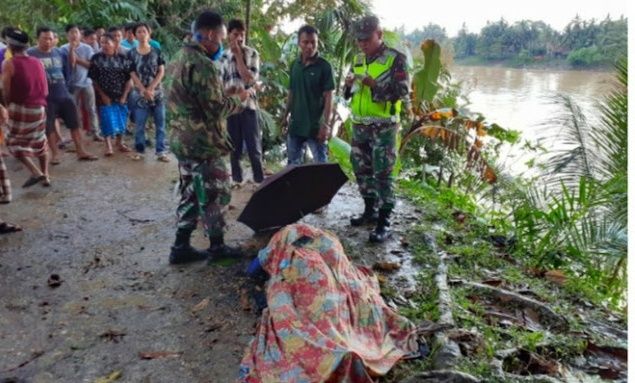 Seorang guru yang bertugas di SDN 28 Pulau Temiang, bernama Muhammad Ali tewas disambat petir karena menggunakan telepon genggam saat sedang hujan.