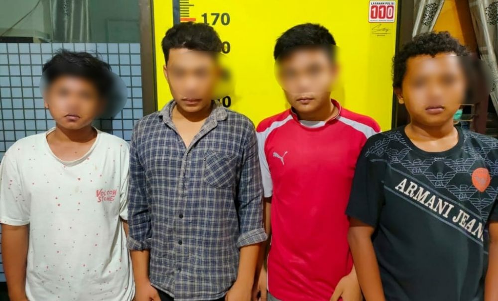 Empat orang pelajar yang ditangkap olej Satuan Narkoba Polres Kerinci saat sedang asik pesta ganja di Desa Kumun Hilir, Sungai Penuh.