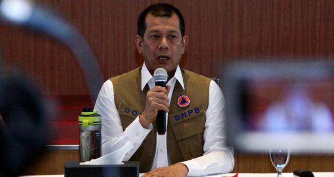 Kepala Badan Nasional Penanggulangan Bencana (BNPB), Letjend. TNI, Doni Monardo memberikan keterangan tentang penanganan kebakaran hutan dan lahan (Karhutla) di kawasan Riau di Jakarta, Senin (23/9/2019).
