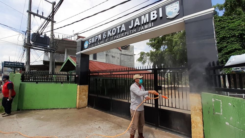 Relawan Pujakesuma Semprotkan Disinfektan Bersama Walikota Jambi Sy Fasha.