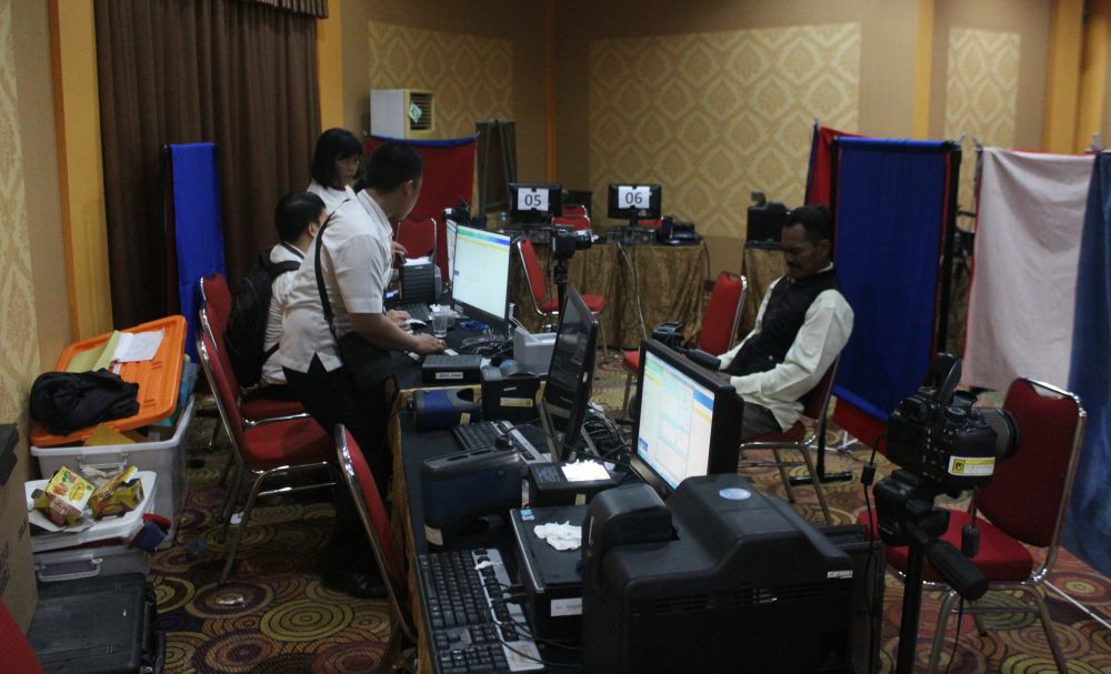 Petugas Dinsosdukcapil Provinsi Jambi melayani pengunjung Gerakan Sadar Adminduk beberapa waktu lalu. Saat ini warga yang belum melakukan perekaman hanya 14 ribu lagi.