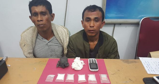 Dua dari lima orang bandar sabu yang berhasil ditangkap oleh Sat Resnarkoba Polres Tebo berikut barang buktinya.