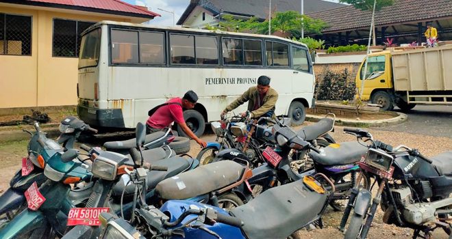 Kendaraan-kendaraan yang dilelang Pemprov Jambi. Dari 61 unit mobil, hanya 51 yang laku terjual. Pemasukan Pemprov sebesar Rp 2,1 Miliar.