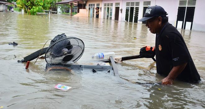 Warga menyelamatkan barang mereka yang terendam banjir di Kota Jambi beberapa waktu lalu.