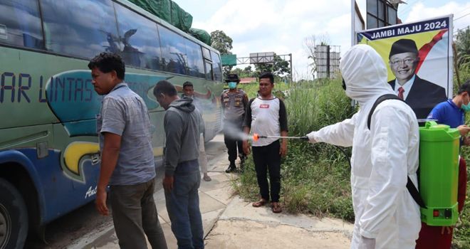 Pemeriksaan penumpang bus yang masuk ke Provinsi Jambi melalui Kabupaten Muaro Jambi.